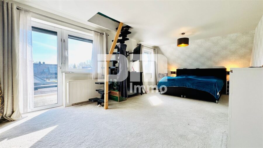 Charmantes Ein- bis Zweifamilienhaus mit großem Garten in begehrter Lage - OG Wohnzimmer / Schlafzimmer  / Aufgang DG